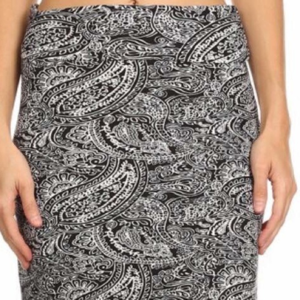 Soldout Buttery soft black&white maxi skirt/dress - Picture 3 of 5